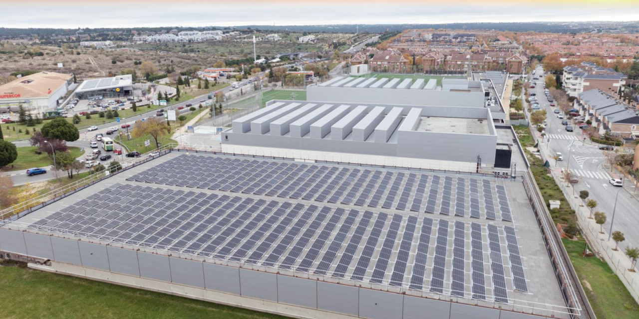 Nuevo impulso a la sostenibilidad en Boadilla: el polideportivo Condesa de Chinchón estrena placas solares