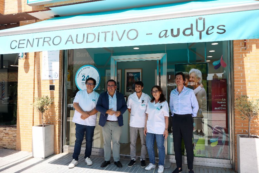 Javier Úbeda, alcalde de Boadilla del Monte visita el centro auditivo Audyes para conocer de cerca su labor y compromiso con la salud auditiva